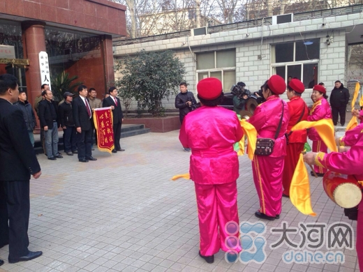 新华区法院为97名农民工强制执行230万元工资