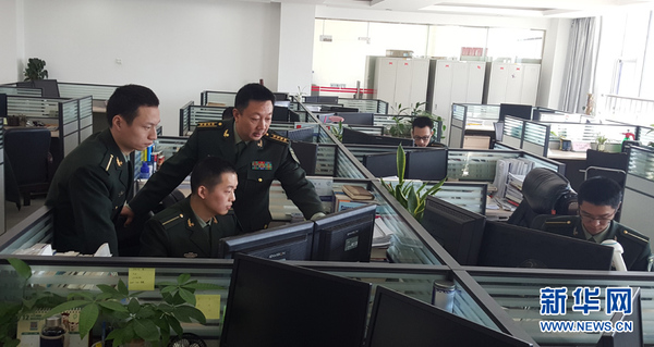 刘忠教授与学生们研讨攻关某项科研项目。李朋芳 摄