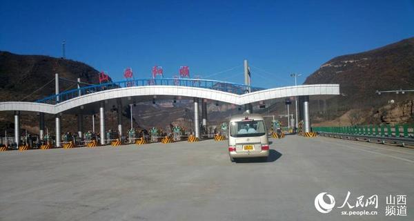 0%,主线中桥以上桥梁有11座,中隧以上隧道有4 座,最长隧道云山隧道全