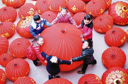 　　中国人习惯制作大红灯笼喜迎新年。投资者更期待新的一年股市红红火火。