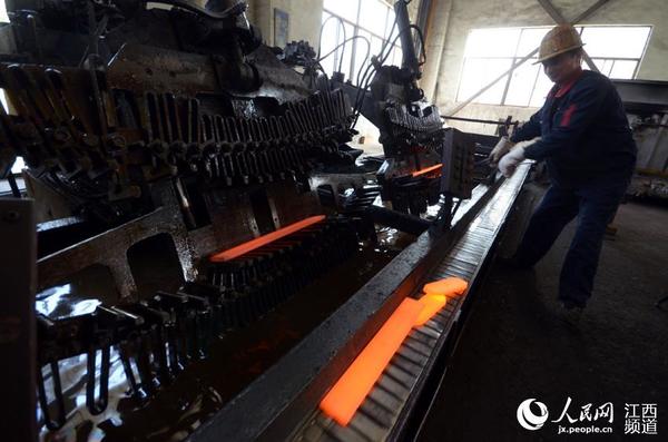 江西远成汽车技术股份有限公司板簧生产车间。远成在板簧行业全国产销量连续5年排名前三，市场份额超过10%。