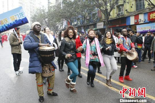 黄桷坪新年艺术节，留PG电子(中国)官方网站与重庆市民街头狂欢。　韩璐　摄