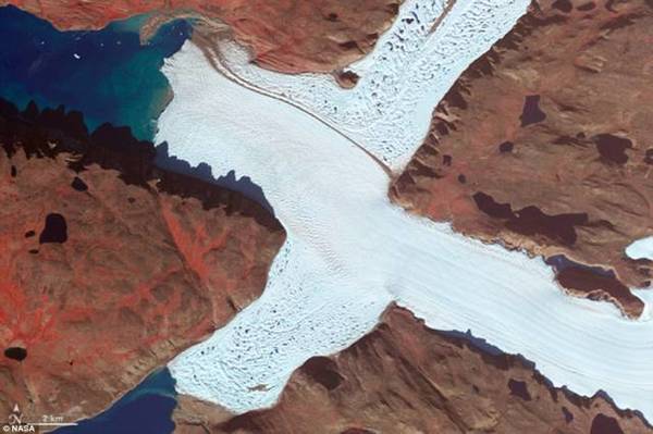 　　X：格陵兰岛莱迪冰川西北角的伪色图，图片来自Terra卫星上的先进星载热辐射和反射辐射计↑