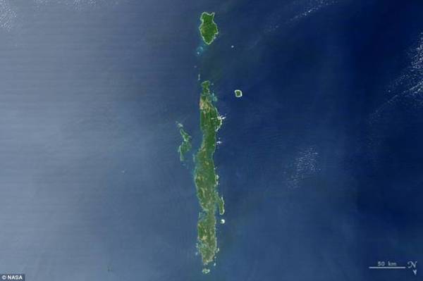 　　I：NASA的Terra卫星中等分辨率成像分光辐射计拍下的安达曼海中的岛屿↑
