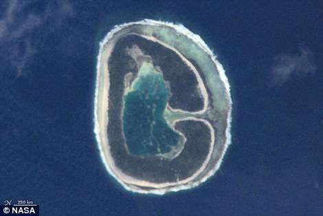　　G：宇航员在国际空间站上拍摄的太平洋皮纳基环礁照片↑