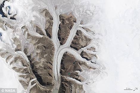 　　K：加拿大谢米里克国家公园里的冰川，图片来自Landsat8成像仪↑