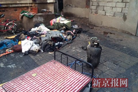 被烧毁的物品。新京报记者 林斐然 摄