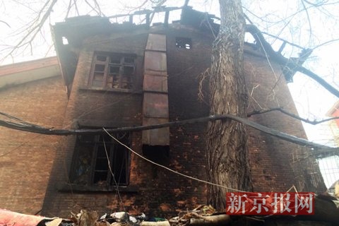 居民楼被烧毁。新京报记者 林斐然 摄