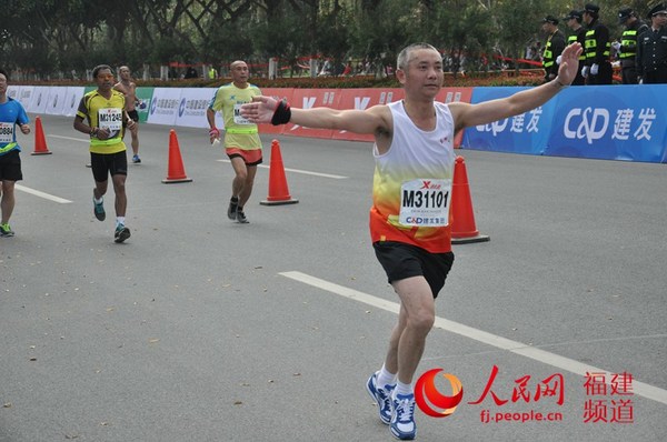 厦门国际马拉松今日上午开跑 残疾人也成马拉松达人