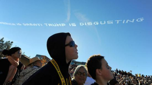 美国花车游行空中飘来几个字:特朗普真恶心(图