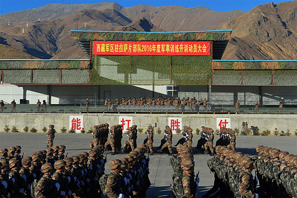 西藏军区2016年度军事训练开训动员在拉萨举行。蒲津 摄