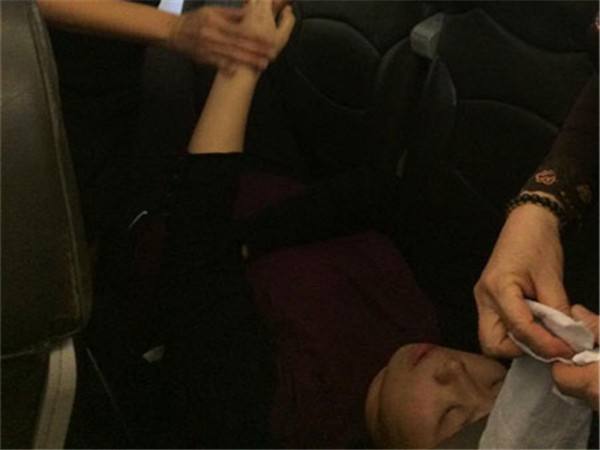 　　图为加拿大籍华人乘客在航班上接受救治。