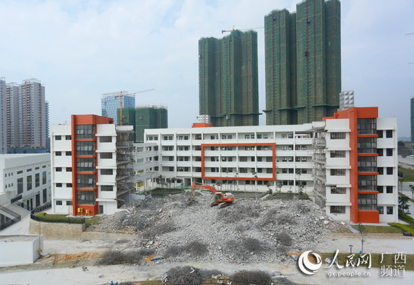 图为教学楼拆除现场（刘群/摄）