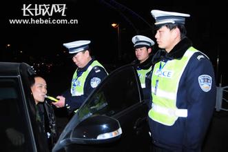 河北交警夜查酒驾。来源:长城网