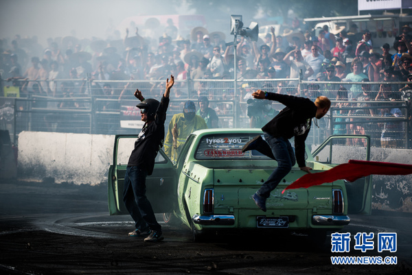 1月7日，参加澳大利亚夏季汽车节的改装车在堪培拉展览公园参加烧轮胎表演赛。新华网发（钱军摄）