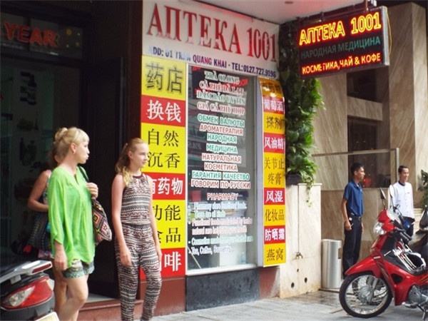 　　图为芽庄市内店铺的中文广告。