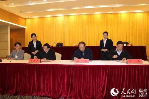 尤权于伟国与各地党政一把手签订2016年综治