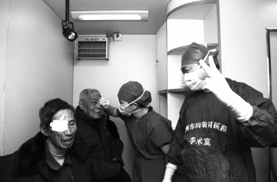 “复明15号”流动眼科手术车上，患者术后重见光明。