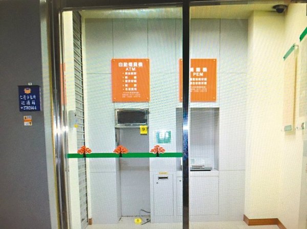 台南仁德京城银行整台提款机被窃，左边为被窃的提款机位置。图／翻摄监视器
