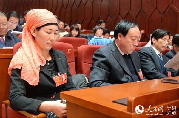 少数民族女代表。