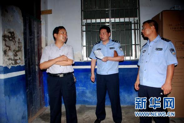 夏明臣（左）与同事共同研究制定抓逃方案（资料照片）。 新华社发