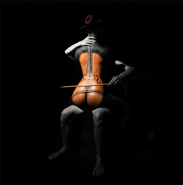 澳大利亚人体彩绘师安科·卡特斯比(Anke Catesby)用颜料将自己的朋友变成了一架优美的大提琴。(网页截图)