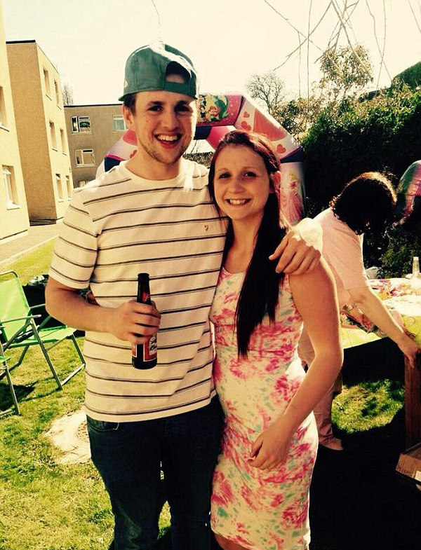 22岁男子克里斯滕·汉比(Kristen Hanby)完美演绎了调皮弟弟的形象。(网页截图)