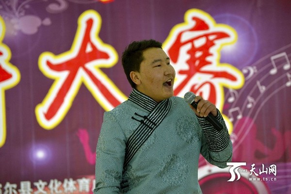 道尔吉加甫演唱歌曲《我的故乡》。