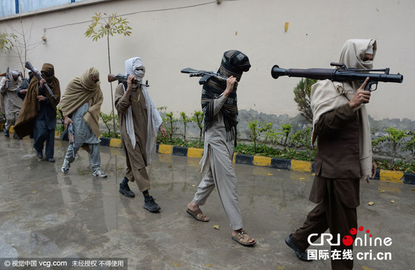 阿富汗十余名前塔利班成员向政府上交武器|阿富汗|塔利班