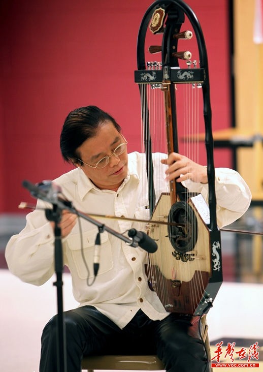 文正球先生演奏文琴。