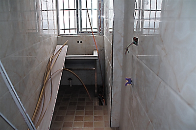 一户即将装修完的厨房，还留着燃气管道埋设位置。