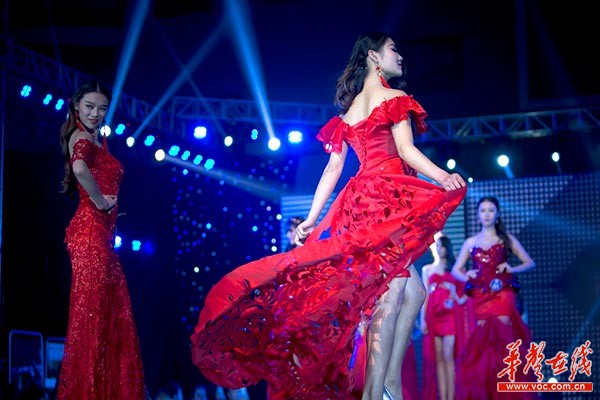 总决赛的舞台上，每一个转身、每一次回眸，举手投足之间尽显风华。