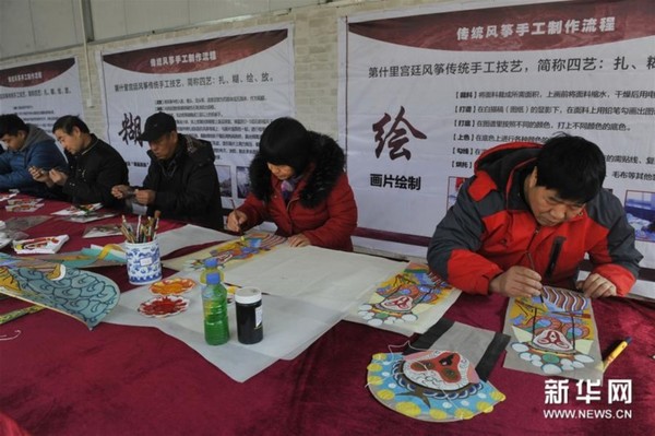 1月13日,河北省廊坊市安次区第什里村的村民在制作“猴儿风筝”。