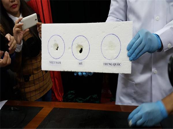 　　图为检验人员展示3种鱼油样品的实验结果。