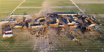 昨日上午,河南通许县长智镇发生一起烟花爆炸事件。爆炸烟花厂现场被夷为平地,已致10人死亡。新华社记者李博摄