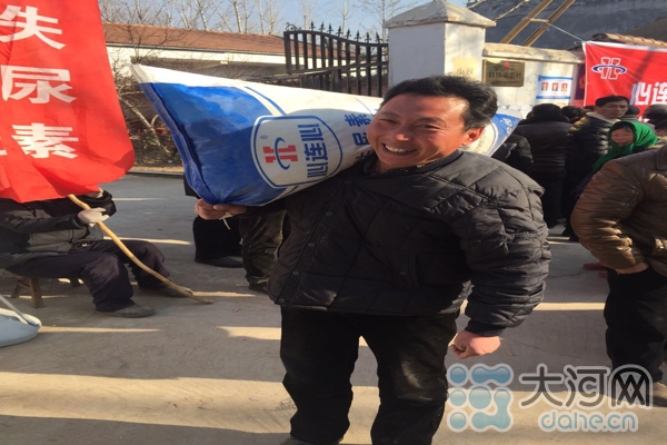 现场为西村的低保户免费发放控失尿素