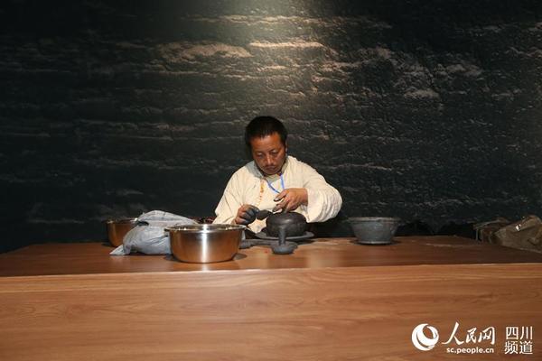 德格县非物质文化遗产展在成都高新区开幕。