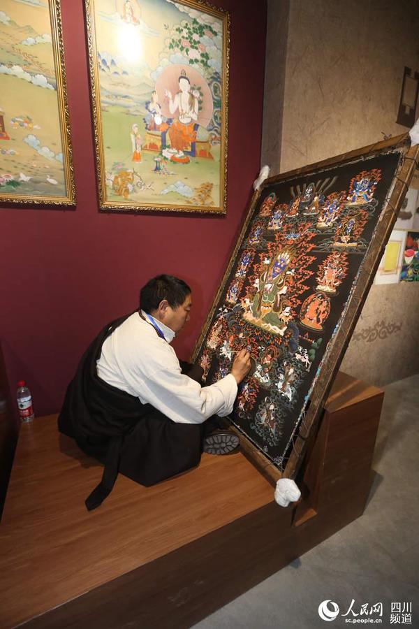 德格县非物质文化遗产展在成都高新区开幕。