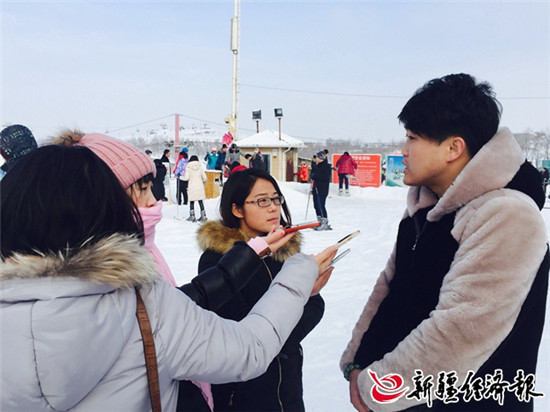 水磨沟区文化体育旅游局工作人员唐凯接受记者采访