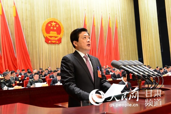 甘肃省省长刘伟平作政府工作报告。 记者 曹树林 摄