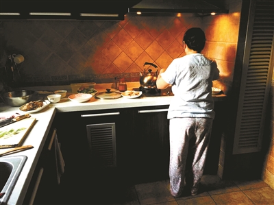 洋保姆打黑工 五年不敢回国|签证|外国人