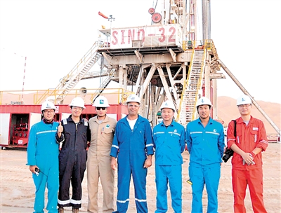 中国进口原油16%来自沙特 ■纵深 去年8月14日，中石化中原油田员工与沙特阿美石油公司员工在沙特东部一油田钻井平台前合影。 新华社发