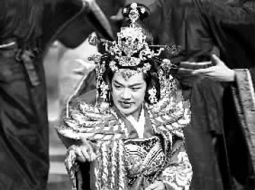 队长之一王祖蓝在节目中扮皇后