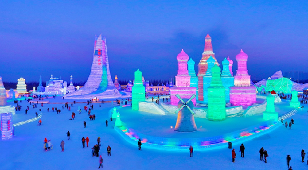 图为第十七届冰雪大世界园区内巧夺天工的冰雪景观。