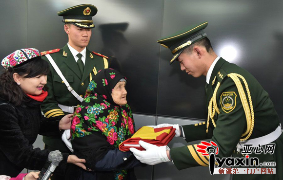 1月19日，武警天安门支队官兵向106岁的维吾尔族老人古莱外尔·麦麦提敏赠送国旗