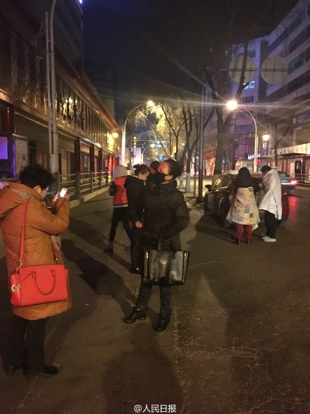 青海门源县发生6.4级地震，西宁市震感明显，许多市民下楼，站在零下13℃的街道上避震。