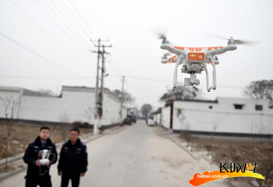 1月20日,工作人员用无人机对辖区乱搭乱建等现象进行巡查。陈雷 郝亚鑫 摄