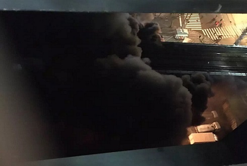 起火现场火势较猛，浓烟滚滚