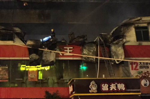 永和大王二层顶部已被烧得面目全非