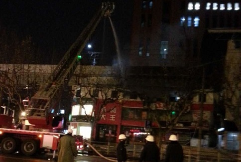 多辆消防车赶到现场救火